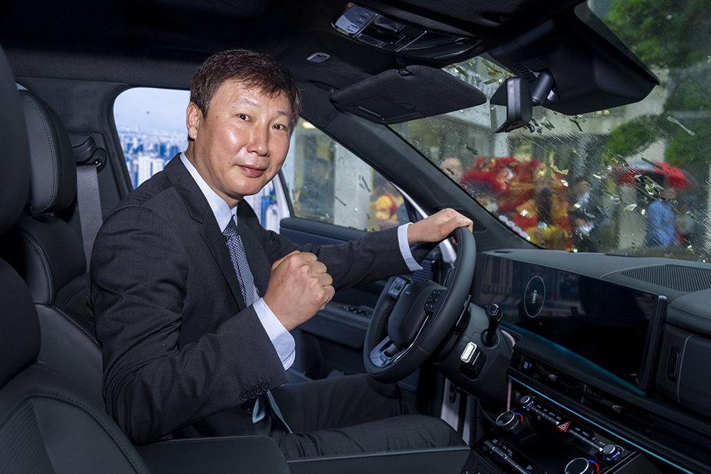 hyundai thành công bàn giao xe santa fe cho hlv tuyển việt nam kim sang-sik hình ảnh 2 hyundai thanh cong ban giao xe santa fe cho hlv tuyen viet nam kim sang-sik hinh anh 2