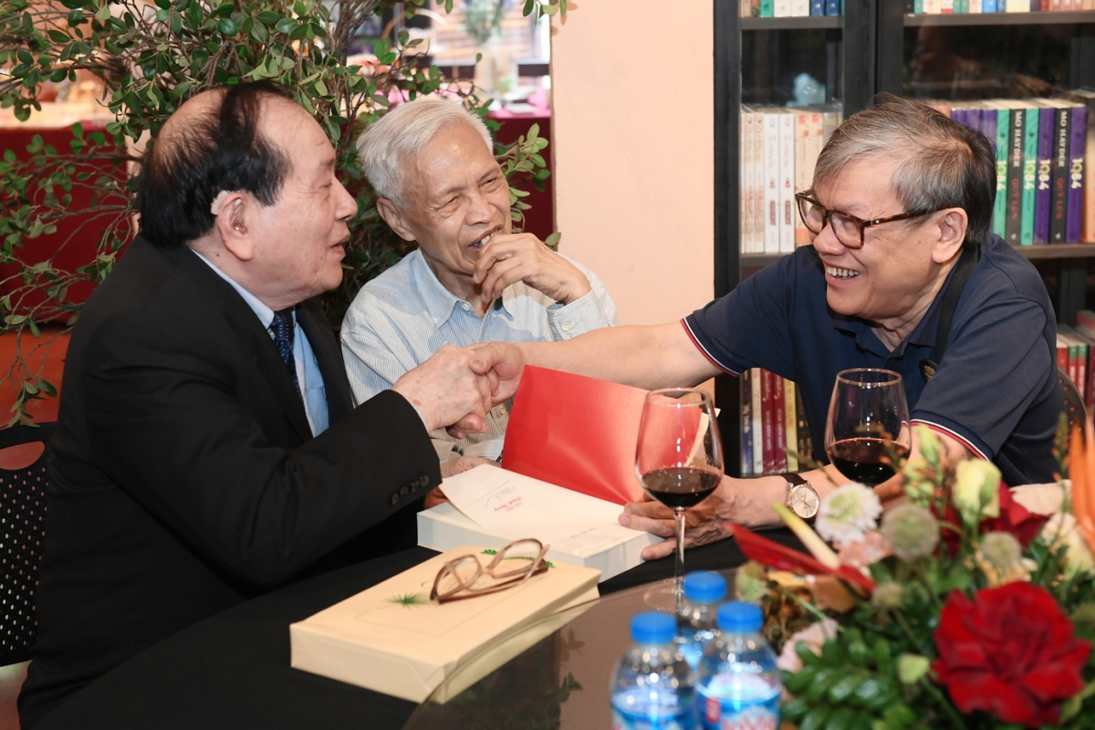  Am anh chu - nua the ky hoang kim cua van chuong viet nam hinh anh 2