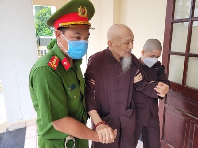 Nóng 24h: Bị cáo Lê Tùng Vân nhận án tù về tội "loạn luân"