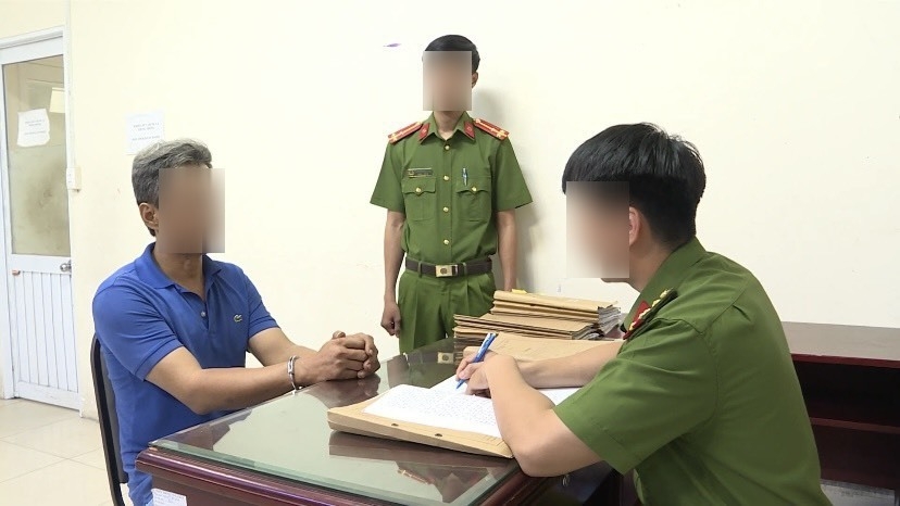 bắt khẩn cấp 2 người đi xe máy chống đối cảnh sát giao thông hình ảnh 2 bat khan cap 2 nguoi di xe may chong doi canh sat giao thong hinh anh 2
