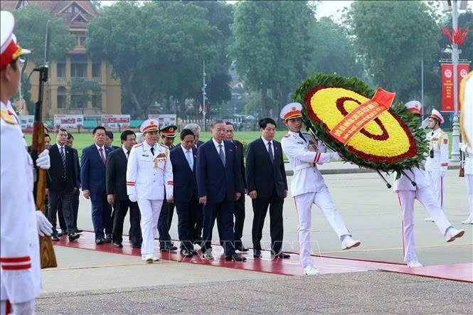 lanh dao Dang, nha nuoc, dai bieu quoc hoi vao lang vieng chu tich ho chi minh hinh anh 1
