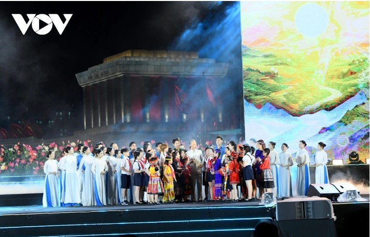 special art programme honours president ho chi minh s 135th birthday picture 3