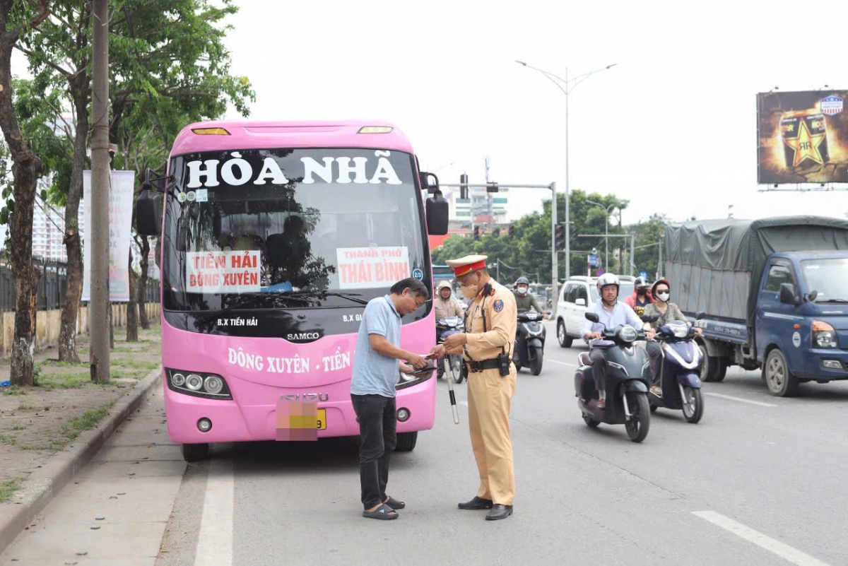 hà nội ghi hình xử lý hàng loạt xe limousine, ô tô đón trả khách trái quy định hình ảnh 3 ha noi ghi hinh xu ly hang loat xe limousine, o to don tra khach trai quy dinh hinh anh 3