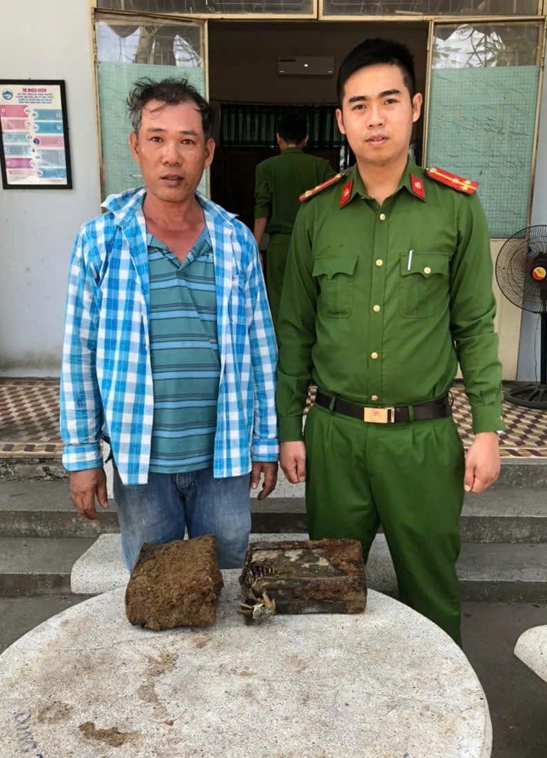 Dao mong nha phat hien 2 thung dan hon 400 vien hinh anh 1