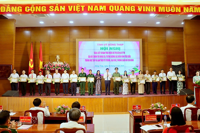 các địa phương tuyên dương tập thể, cá nhân tiêu biểu trong học tập và làm theo bác hình ảnh 7 cac dia phuong tuyen duong tap the, ca nhan tieu bieu trong hoc tap va lam theo bac hinh anh 7