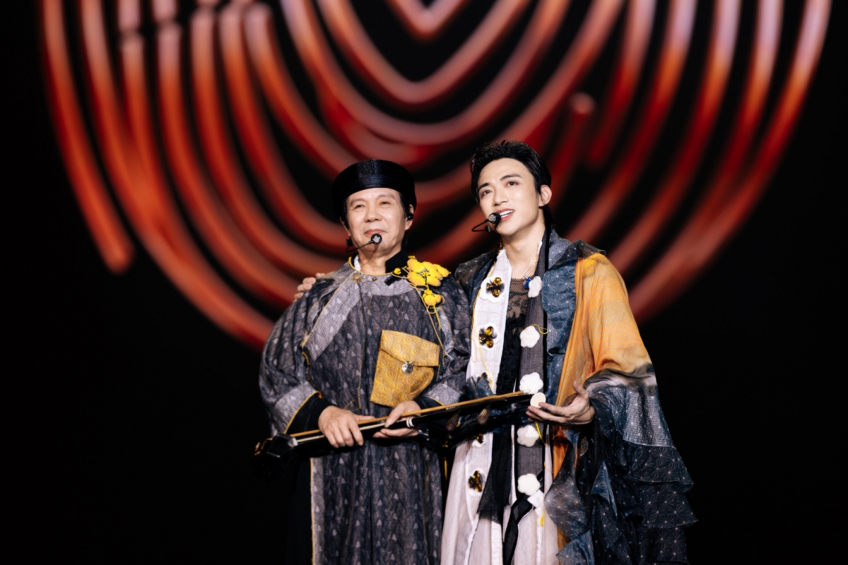 SOOBIN chơi đàn bầu cùng bố, mang làng quê Bắc Bộ lên sân khấu live-concert