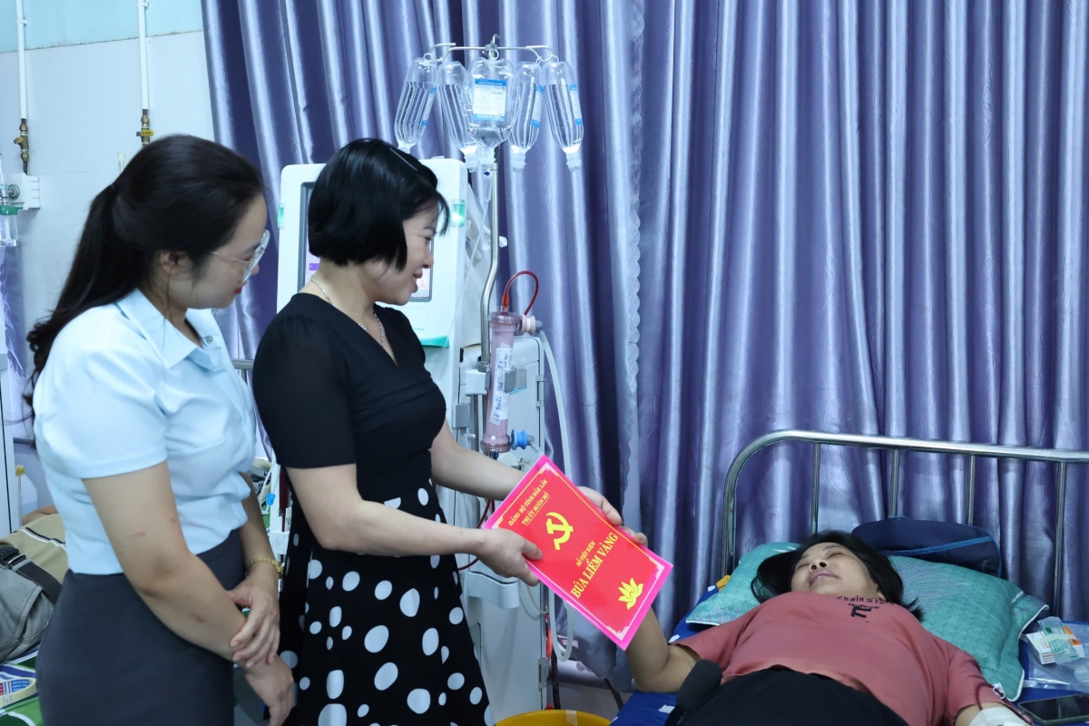 “Sổ tiết kiệm Búa liềm vàng” – Học Bác bằng hành động thiết thực