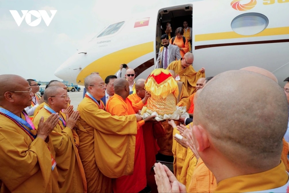 thousands venerate lord buddha s sarira in hanoi picture 1 thousands venerate lord buddha s sarira in hanoi picture 1