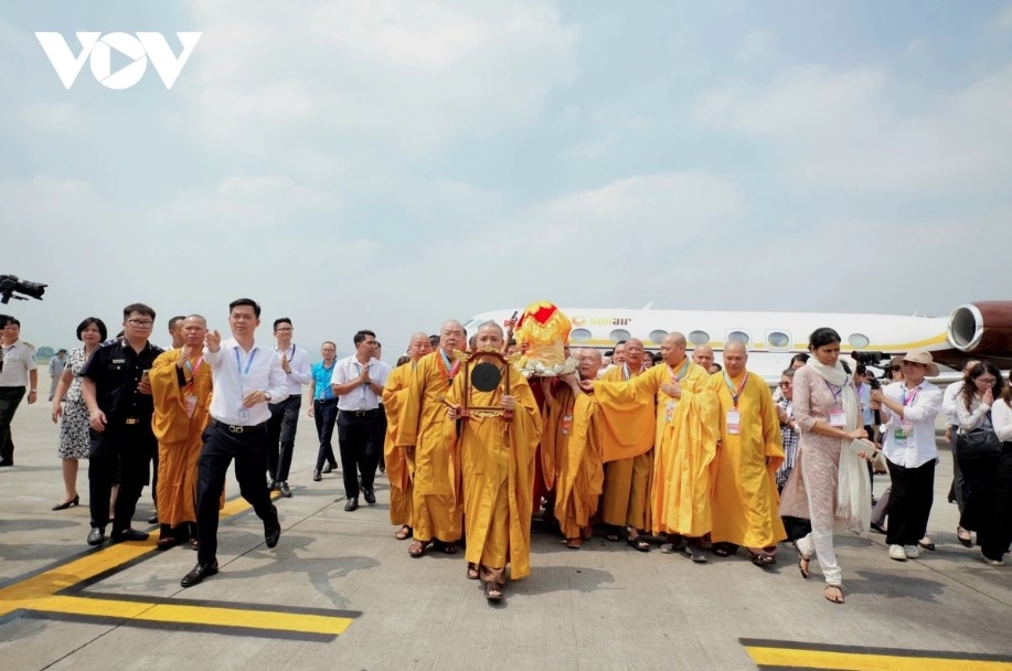 thousands venerate lord buddha s sarira in hanoi picture 2 thousands venerate lord buddha s sarira in hanoi picture 2
