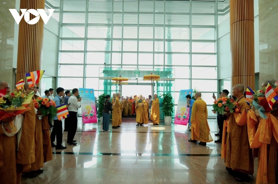 thousands venerate lord buddha s sarira in hanoi picture 3 thousands venerate lord buddha s sarira in hanoi picture 3