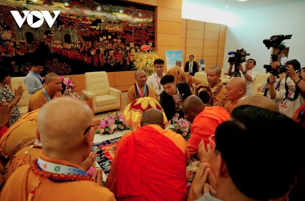 thousands venerate lord buddha s sarira in hanoi picture 4