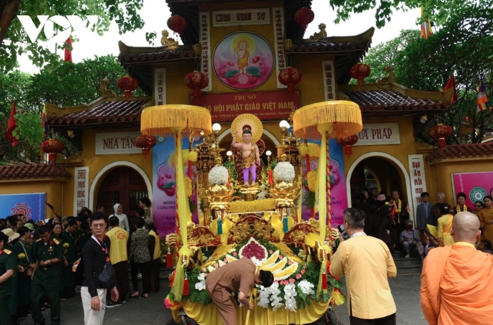 thousands venerate lord buddha s sarira in hanoi picture 5 thousands venerate lord buddha s sarira in hanoi picture 5