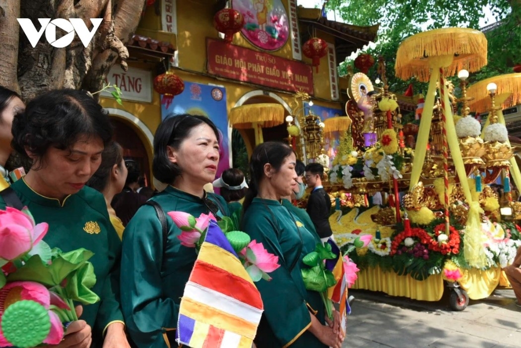 thousands venerate lord buddha s sarira in hanoi picture 6 thousands venerate lord buddha s sarira in hanoi picture 6