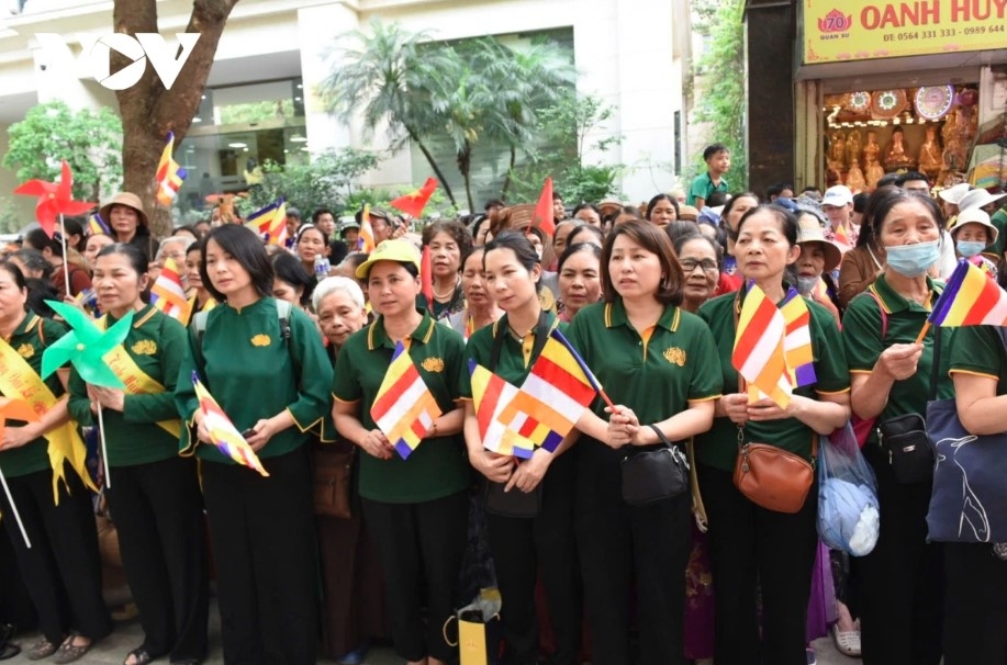 thousands venerate lord buddha s sarira in hanoi picture 7 thousands venerate lord buddha s sarira in hanoi picture 7