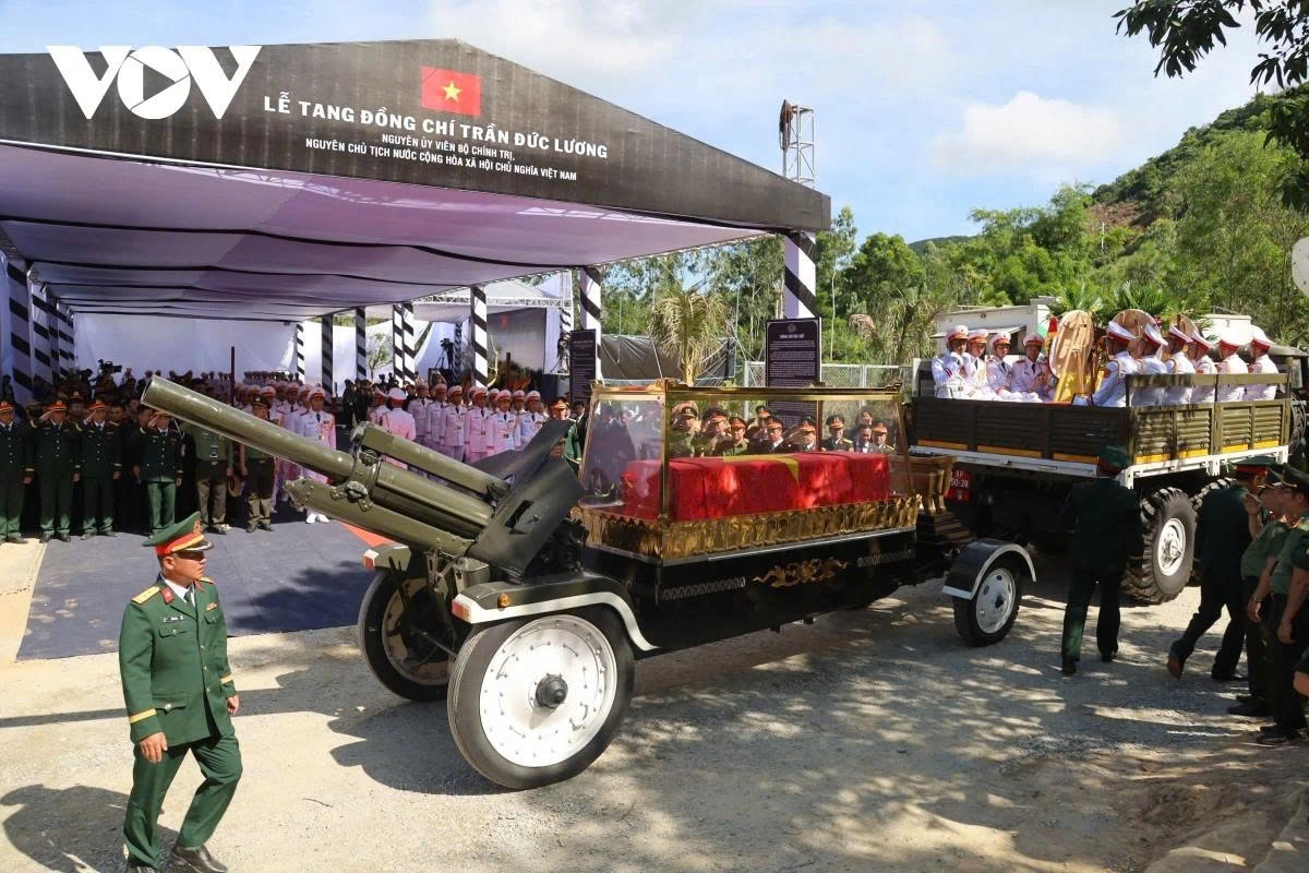 former state president tran duc luong laid to rest in quang ngai picture 2 former state president tran duc luong laid to rest in quang ngai picture 2