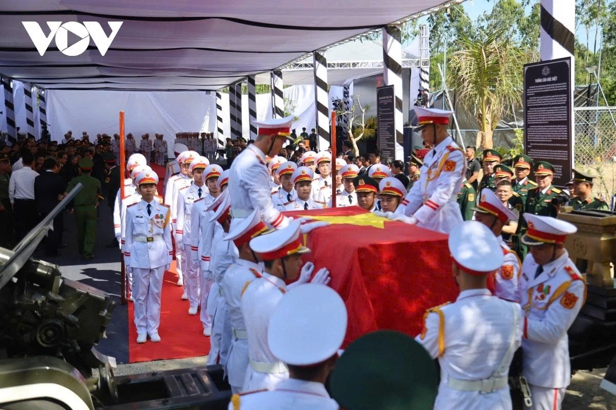 former state president tran duc luong laid to rest in quang ngai picture 3 former state president tran duc luong laid to rest in quang ngai picture 3