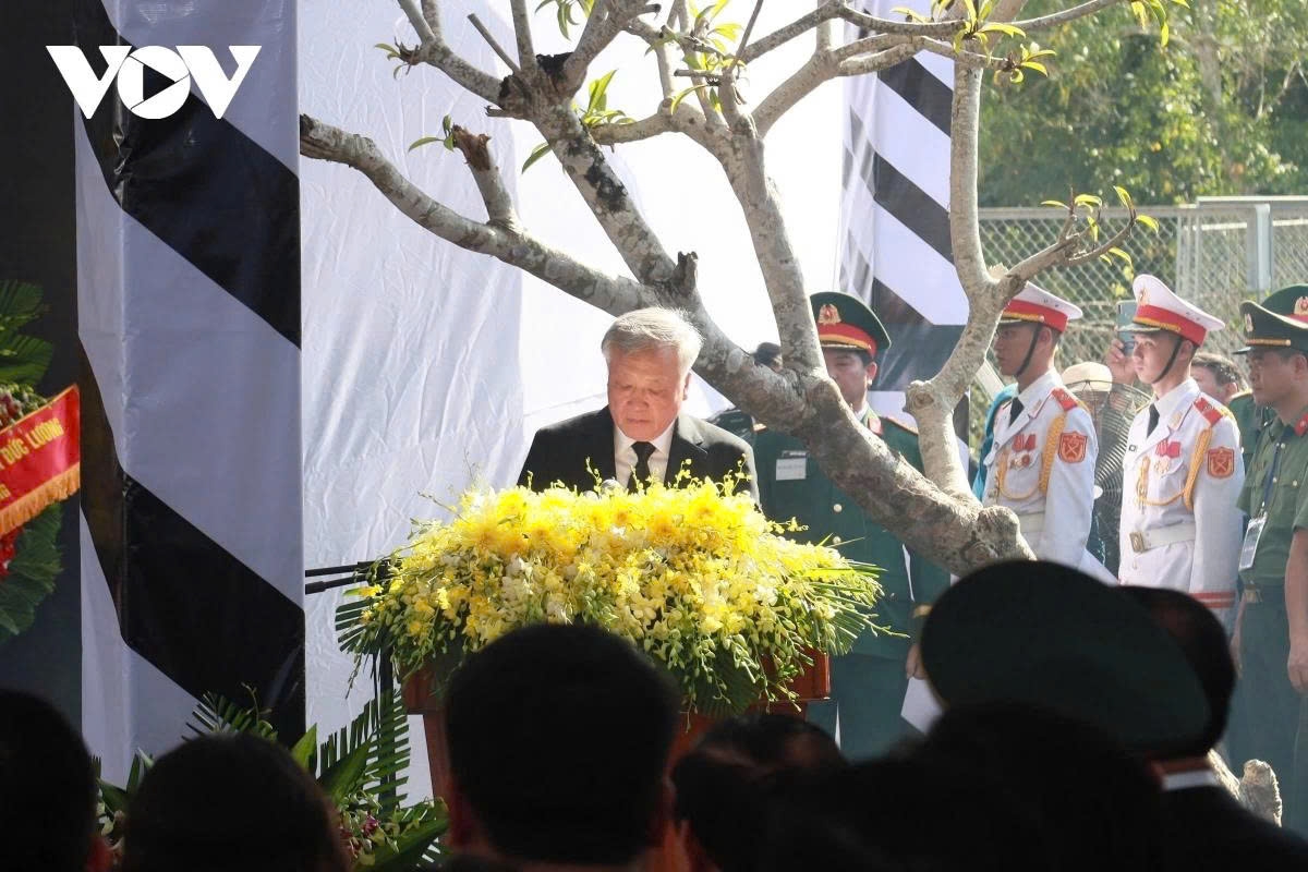 former state president tran duc luong laid to rest in quang ngai picture 7 former state president tran duc luong laid to rest in quang ngai picture 7