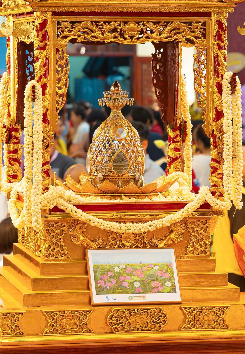 liên hoa tịnh cảnh bức tranh hoa sen được trưng bày bên xá lợi Đức phật hình ảnh 1 lien hoa tinh canh buc tranh hoa sen duoc trung bay ben xa loi Duc phat hinh anh 1