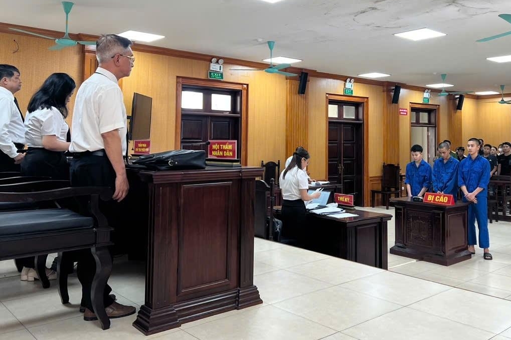 Giấu ma tuý trong bụi cỏ để mua bán, 3 thanh niên lĩnh án hơn 16 năm tù