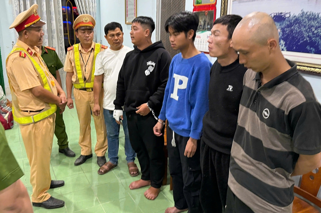 bắt nhóm gây án đặc biệt nghiêm trọng đang trên đường bỏ trốn hình ảnh 1 bat nhom gay an dac biet nghiem trong dang tren duong bo tron hinh anh 1