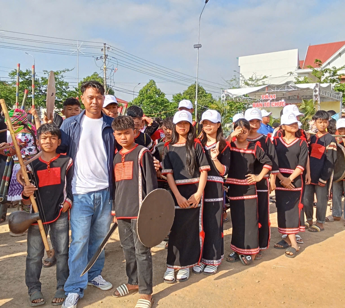 chàng trai Êđê gieo mầm nhạc cụ truyền thống hình ảnh 3 chang trai Ede gieo mam nhac cu truyen thong hinh anh 3