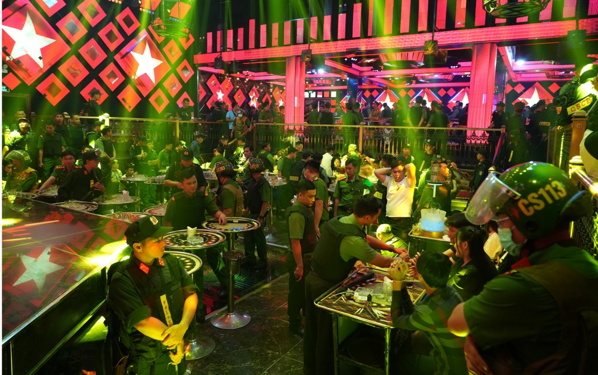 bắt tạm giam chủ quán cùng 21 người sau vụ đột kích quán bar paris night hình ảnh 1 bat tam giam chu quan cung 21 nguoi sau vu dot kich quan bar paris night hinh anh 1