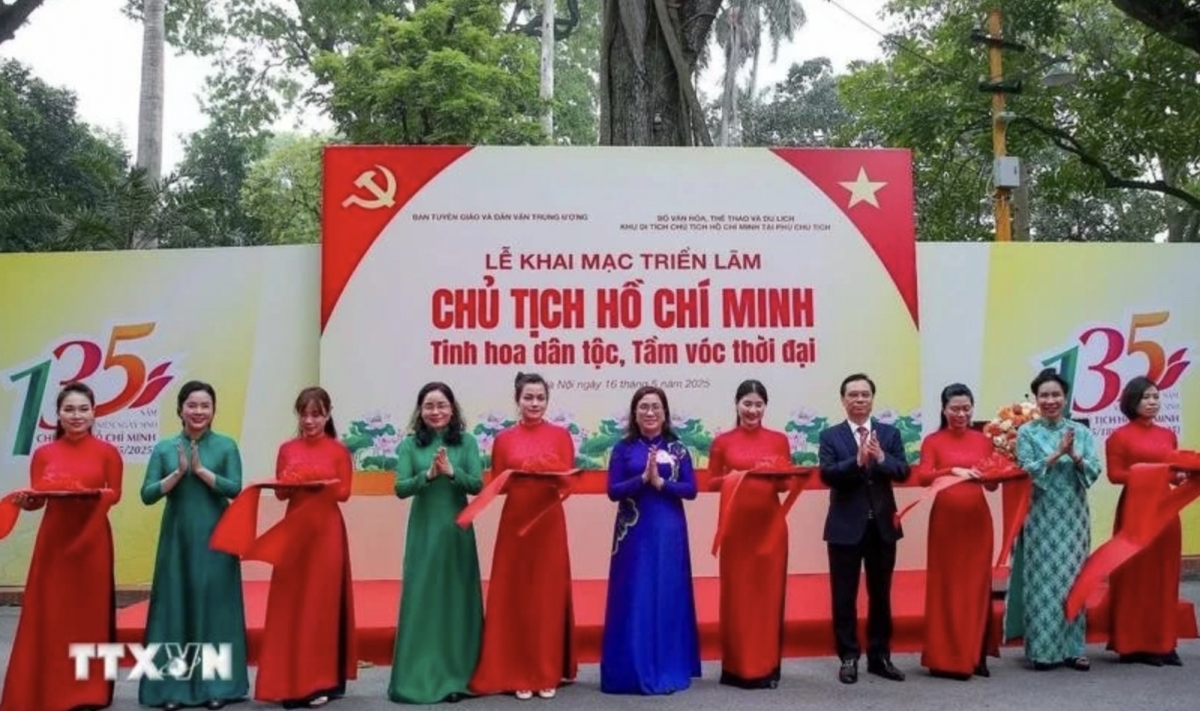 exhibition showcases photographs, artefacts honouring president ho chi minh picture 1 exhibition showcases photographs, artefacts honouring president ho chi minh picture 1