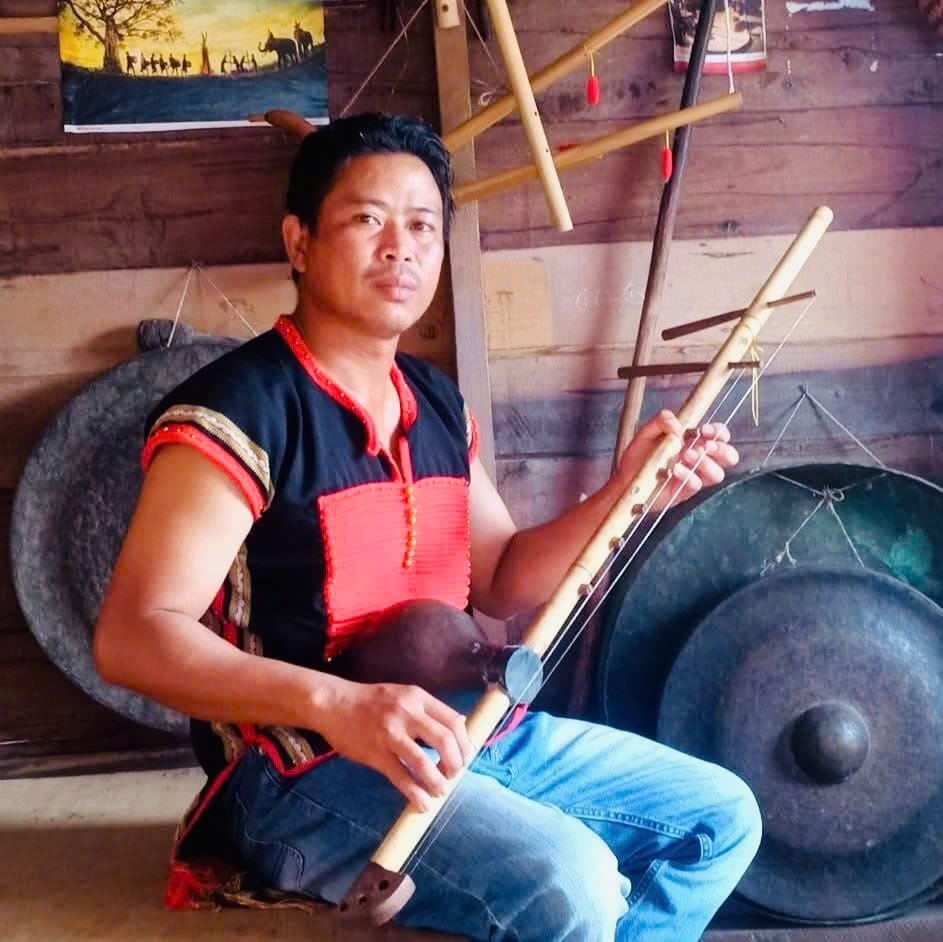 https://media.vov.vn/sites/default/files/styles/large/public/2025-05/chang_trai_ede_y_puen_nie_va_mot_so_nhac_cu_truyen_thong.jpg