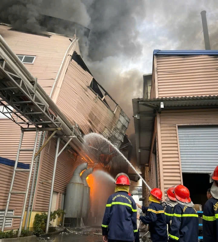 cháy ngùn ngụt tại xưởng sản xuất giày da 3.200 m ở vĩnh phúc hình ảnh 2 chay ngun ngut tai xuong san xuat giay da 3.200 m o vinh phuc hinh anh 2