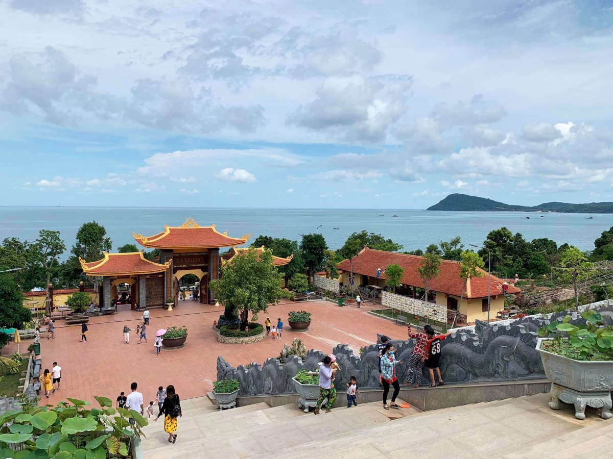 khách tham dự vesak 2025 hào hứng với triển lãm về chùa việt hình ảnh 4 khach tham du vesak 2025 hao hung voi trien lam ve chua viet hinh anh 4
