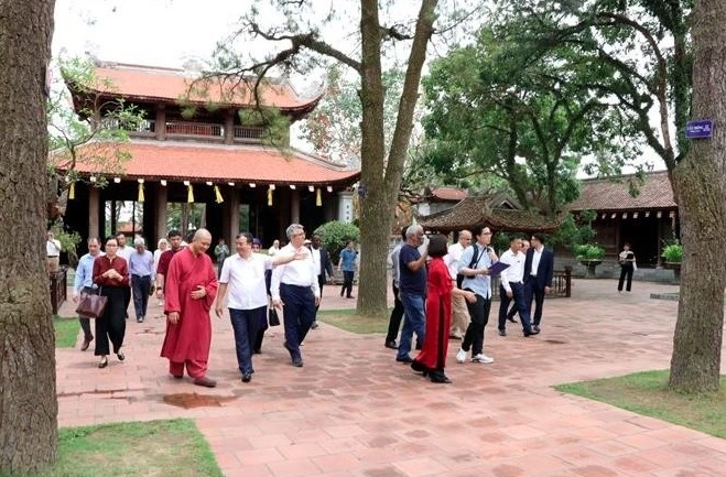 foreign diplomats explore con son kiep bac heritage site picture 1 foreign diplomats explore con son kiep bac heritage site picture 1