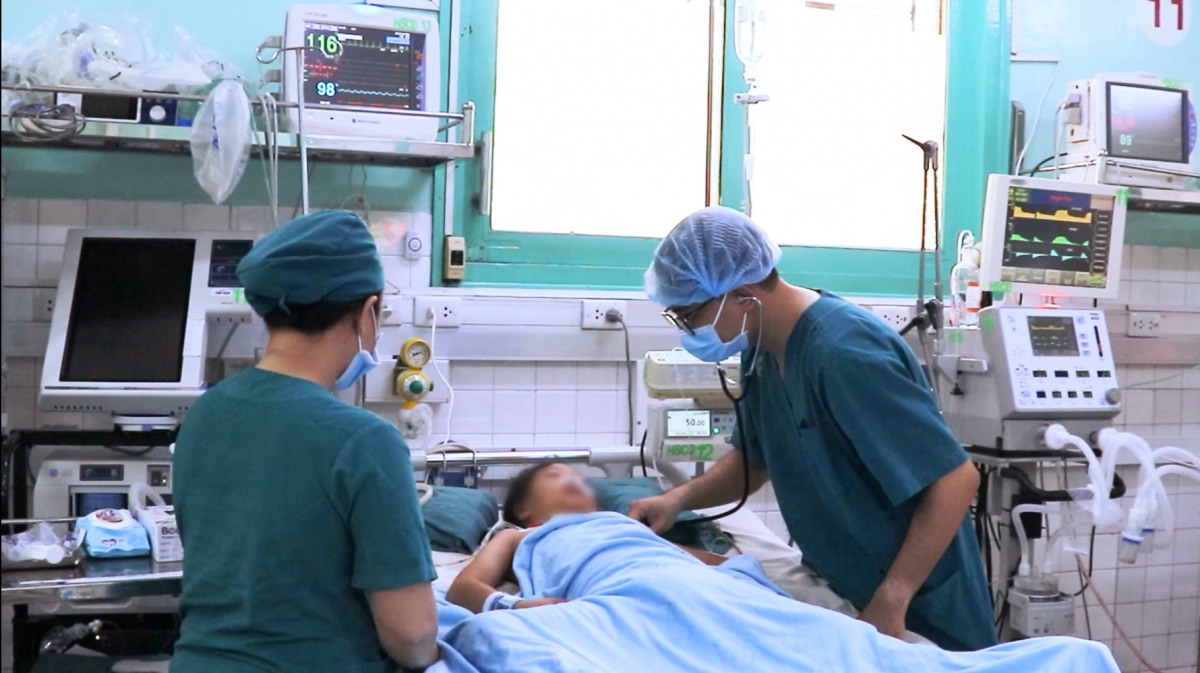 Điều trị cho bệnh nhi 8 tuổi bị cửa cuốn cuốn lên cao, nguy kịch vì ngưng tim, ngưng thở hình ảnh 2 Dieu tri cho benh nhi 8 tuoi bi cua cuon cuon len cao, nguy kich vi ngung tim, ngung tho hinh anh 2