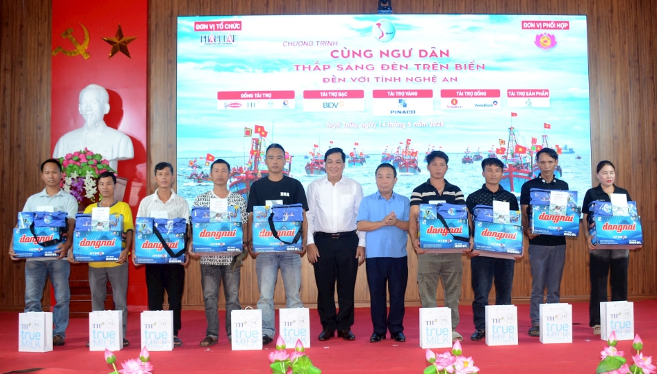 cùng ngư dân thắp sáng đèn trên biển tại nghệ an hình ảnh 1 cung ngu dan thap sang den tren bien tai nghe an hinh anh 1