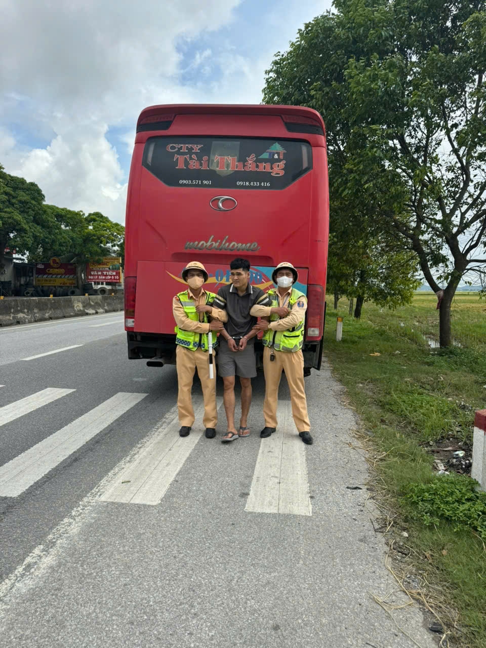 bắt đối tượng cướp tài sản tại hà nội khi đang trên đường bỏ trốn hình ảnh 1 bat doi tuong cuop tai san tai ha noi khi dang tren duong bo tron hinh anh 1