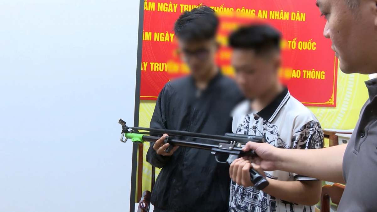 ngăn chặn nhóm thanh niên điều khiển mô tô phóng nhanh vượt ẩu hình ảnh 2 ngan chan nhom thanh nien dieu khien mo to phong nhanh vuot au hinh anh 2