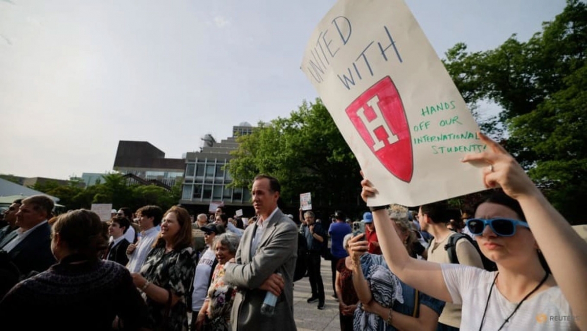 tổng thống trump hoãn tước quyền tuyển sinh viên quốc tế của Đại học harvard hình ảnh 1 tong thong trump hoan tuoc quyen tuyen sinh vien quoc te cua Dai hoc harvard hinh anh 1