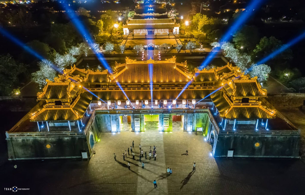 Dai nhac hoi hoanh trang dien ra tai quang truong ngo mon chay ve hinh anh 1 Dai nhac hoi hoanh trang dien ra tai quang truong ngo mon chay ve hinh anh 1