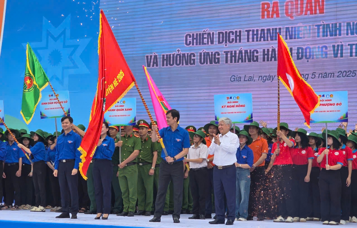 Ông Đỗ Văn Chiến dự lễ ra quân chiến dịch thanh niên tình nguyện hè tại Gia Lai