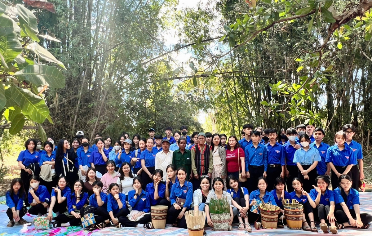 thanh niên jarai học theo lời bác, đưa buôn làng phát triển hình ảnh 2 thanh nien jarai hoc theo loi bac, dua buon lang phat trien hinh anh 2