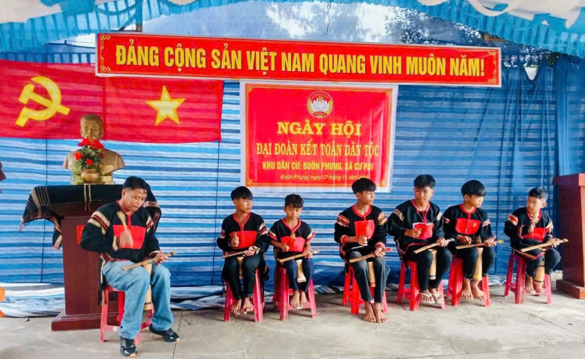 chàng trai Êđê gieo mầm nhạc cụ truyền thống hình ảnh 2 chang trai Ede gieo mam nhac cu truyen thong hinh anh 2
