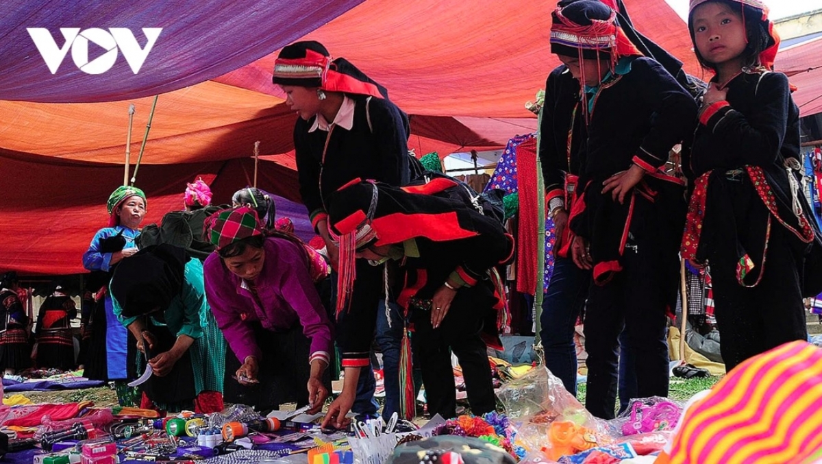 ethnic market in pho cao offers a glimpse into highland culture picture 21