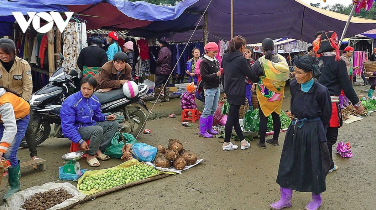 ethnic market in pho cao offers a glimpse into highland culture picture 22