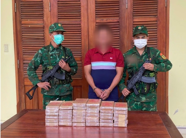 man caught red-handed transporting drugs from laos picture 1 man caught red-handed transporting drugs from laos picture 1