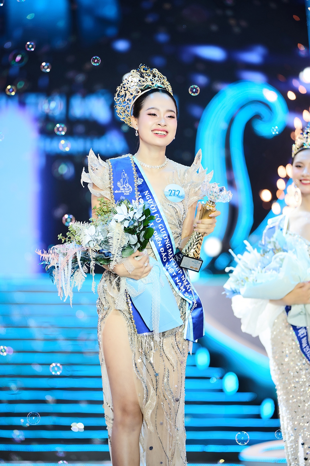 nu sinh thanh hoa dang quang hoa hau bien dao viet nam 2025 hinh anh 2 nu sinh thanh hoa dang quang hoa hau bien dao viet nam 2025 hinh anh 2
