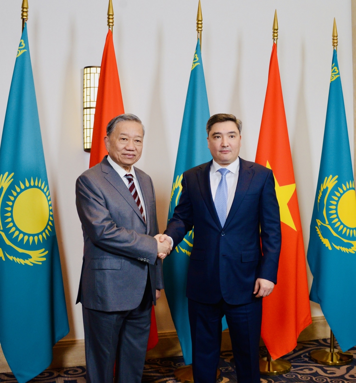 Tổng Bí thư Tô Lâm hội kiến Thủ tướng Cộng hòa Kazakhstan Olzhas Bektenov