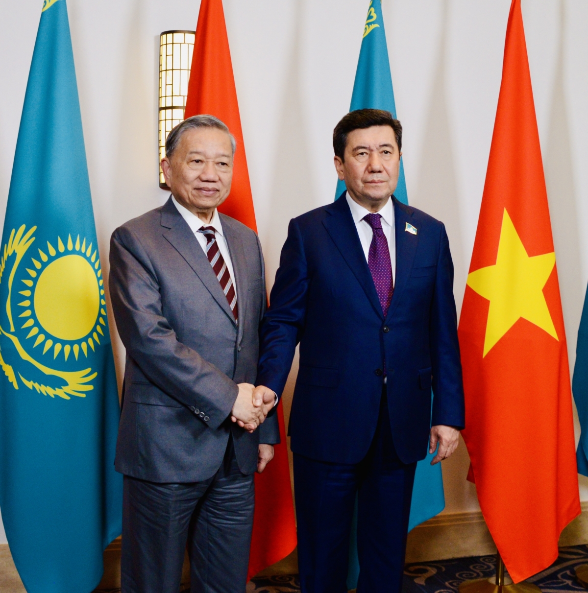 tong bi thu to lam hoi kien chu tich ha vien kazakhstan hinh anh 1