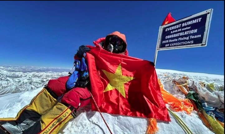 Vietnamese man conquers two of world’s highest mountains in 48 hours