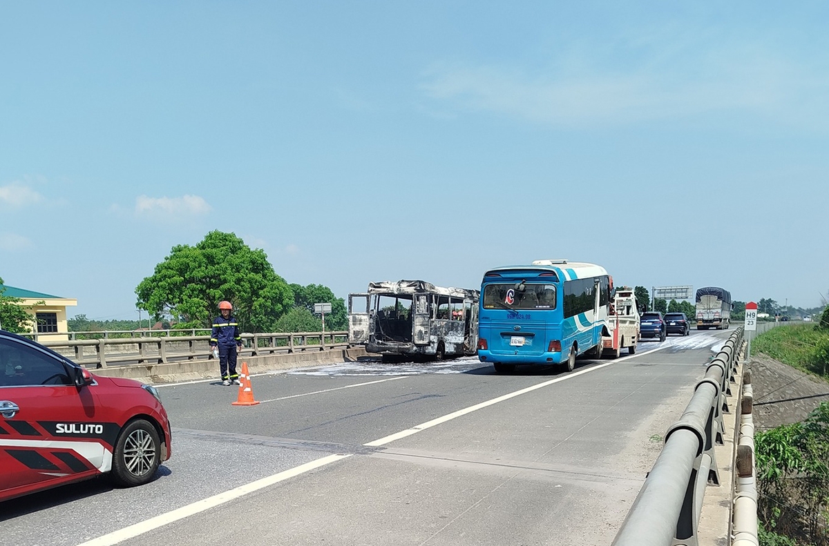 xe tang bốc cháy dữ dội trên cao tốc nội bài - lào cai hình ảnh 3 xe tang boc chay du doi tren cao toc noi bai - lao cai hinh anh 3