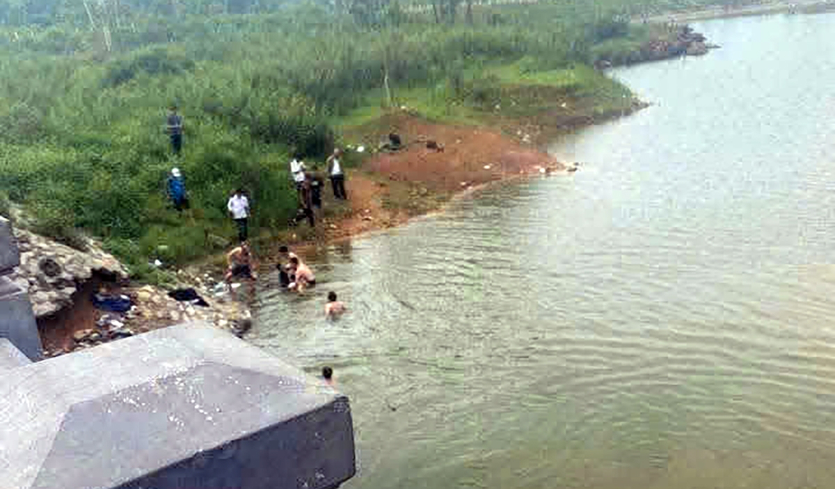 hai sinh vien bi duoi nuoc khi di boi o dap quan tran, thach that, ha noi hinh anh 1