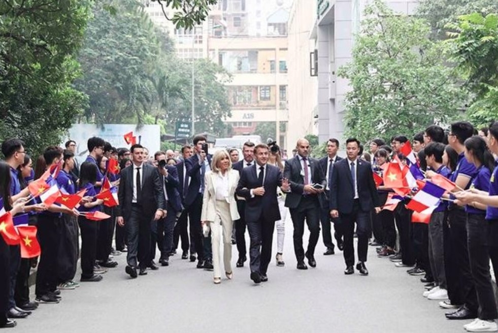 french president talks to vietnamese students, young intellectuals in hanoi picture 2 french president talks to vietnamese students, young intellectuals in hanoi picture 2
